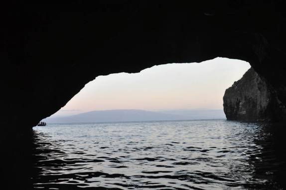 De panga dentro da caverna em Rocca Redonda, na Isla Isabel, em Galápagos